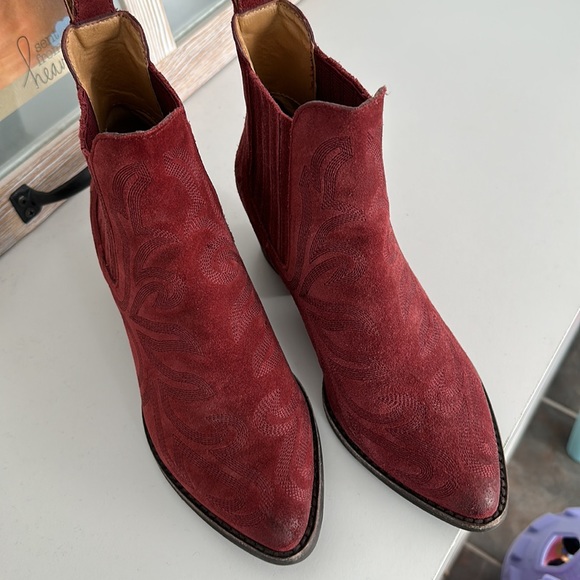 Beautiful red suede bootie style boots. Pull on no zipper - Picture 6 of 8